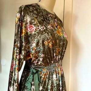 Need a dress to make a statement this is it!! Gorgeous velvety print!